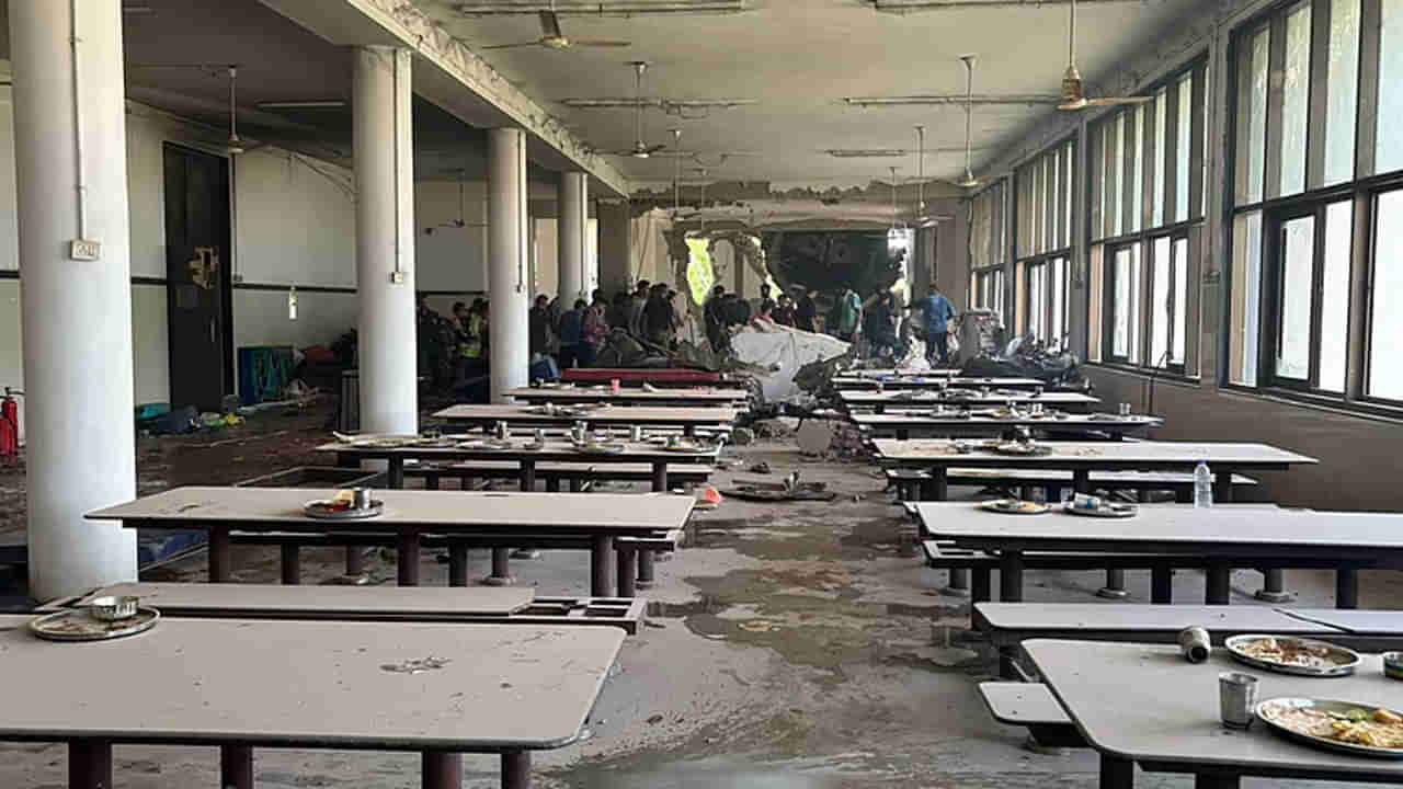 Plane Crash: విమానం బిల్డింగ్‌పై కుప్పకూలిన ఘటనలో 20 మందికి పైగా మెడికోలు మృతి..!