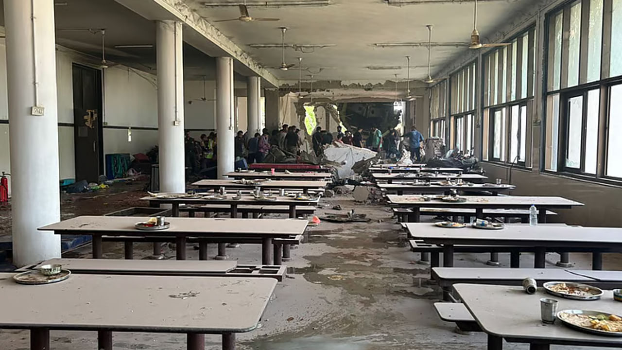 Plane Crash: విమానం బిల్డింగ్‌పై కుప్పకూలిన ఘటనలో 20 మందికి పైగా మెడికోలు మృతి..!