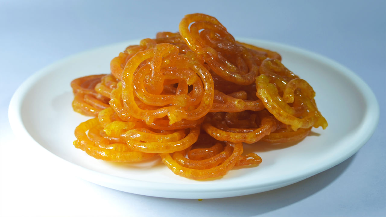 రెండు వైపుల గోల్డ్ కలర్ వచ్చే వరకు వేగించాలి. చివరిగా ముందుగా తయారు చేసుకున్న పంచదార పాకంలో జిలేబిలను కొద్ది సేపు ఉంచితే సరి వేడి వేడిగా రుచికరమైన జిలేబిలు రేడీ.