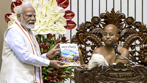 PM Modi: ప్రధాని మోదీకి ధర్మ చక్రవర్తి బిరుదు ప్రదానం..! ఎవరిచ్చారంటే..?