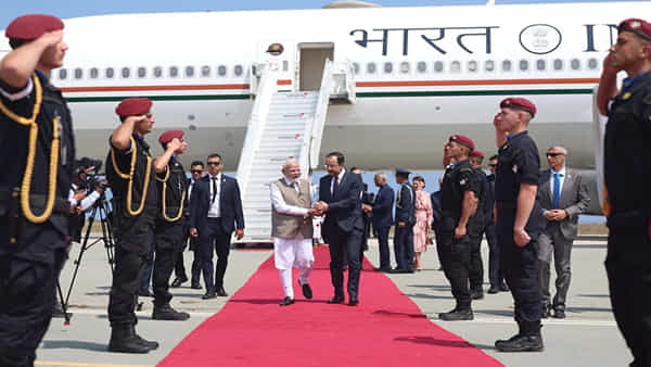 PM Modi: సైప్రస్ చేరుకున్న ప్రధాని మోదీ..! ఎయిర్ పోర్ట్లో స్వాగతం పలికిన అధ్యక్షుడు