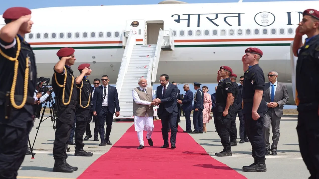 PM Modi: సైప్రస్‌ చేరుకున్న ప్రధాని మోదీ..! ఎయిర్‌ పోర్ట్‌లో స్వాగతం పలికిన అధ్యక్షుడు