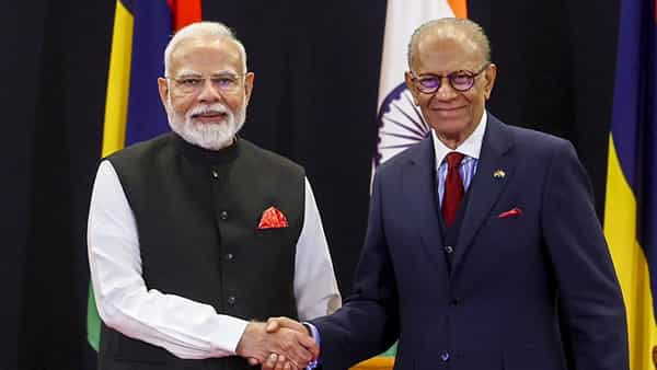 PM Modi: మారిషస్ పీఎం రామ్గులాంను ప్రశంసించిన ప్రధాని మోదీ.. భారత్కు రావాలంటూ ఆహ్వానం..