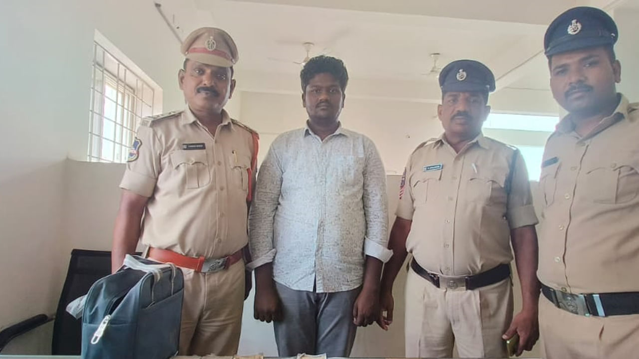 Hyderabad: బాచుపల్లిలో అనుమానాస్పదంగా సంచరిస్తున్న యువకుడు – ఆపి తనిఖీ చేయగా Hyderabad: బాచుపల్లిలో అనుమానాస్పదంగా సంచరిస్తున్న యువకుడు – ఆపి తనిఖీ చేయగా