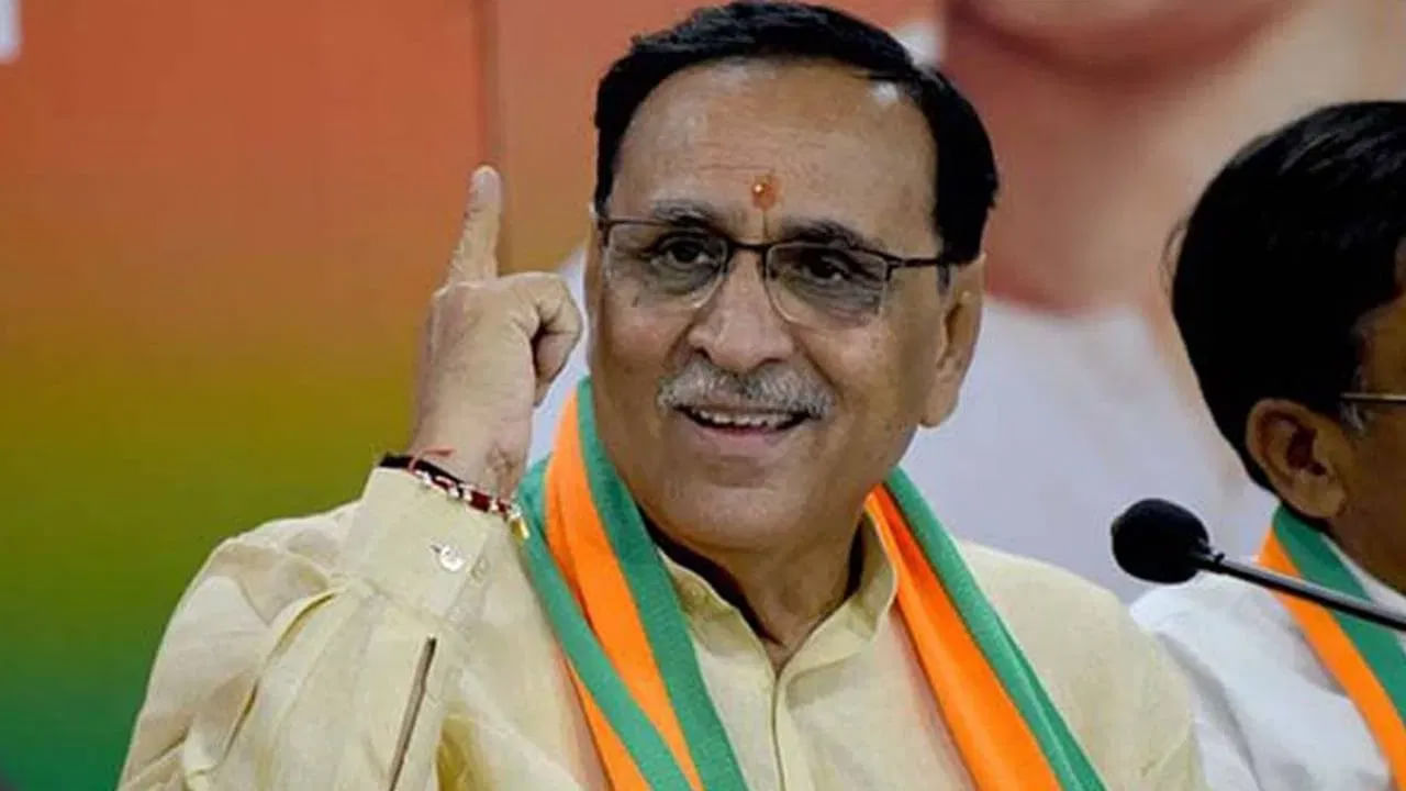 విజయ్ రూపానీ (2025): గుజరాత్ మాజీ ముఖ్యమంత్రి విజయ్ రూపానీ ఇటీవల జరిగిన విమాన ప్రమాదంలో మరణించారు. ఆయన తన కుటుంబాన్ని కలవడానికి లండన్ వెళ్తున్నారు. గుజరాత్ బిజెపి అధ్యక్షుడు సిఆర్ పాటిల్ ఆయన మరణాన్ని ధృవీకరించారు.