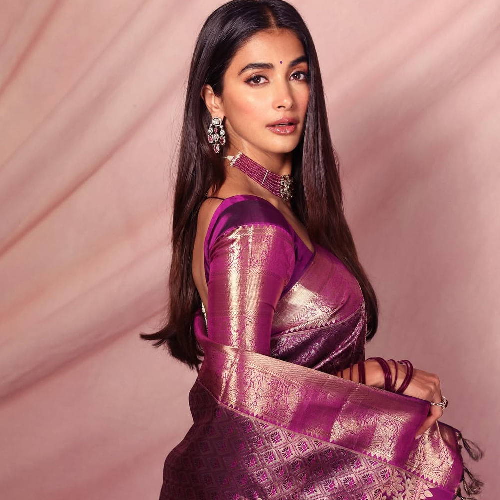 కానీ కొన్నాళ్లుగా సినిమాలకు దూరంగా ఉండిపోయింది. ఈ వయ్యారికి వచ్చిన ప్రతి అవకాశాన్ని వదులుకుంటూ బాలీవుడ్ పై ఫోకస్ పెట్టింది. కానీ అక్కడ సైతం ఈ ముద్దుగుమ్మకు నిరాశే ఎదురైంది. దీంతో ఇప్పుడు తిరిగి సౌత్ ఇండస్ట్రీలోకి రీఎంట్రీ ఇస్తుంది. ఇటీవలే సూర్య జోడిగా రెట్రో సినిమాలో నటించింది.
