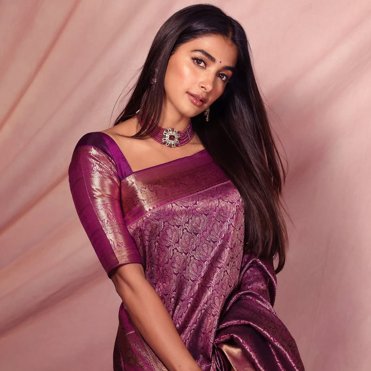 టాలీవుడ్ బుట్టబొమ్మ పూజా హెగ్డే పట్టుచీరలో మెరిసింది. జామున్ కలర్ కాంజీవరం చీరలో ఎంతో అందంగా కనిపిస్తుంది. కలువ కన్నులతో చూపుల బాణాలు వేస్తోన్న ఈ వయ్యారి.. సంప్రదాయ పద్దతిలో చేసిన ఫోటోషూట్స్ ఇప్పుడు ఇన్ స్టాలో షేర్ చేసింది. తాజాగా ఈ వయ్యారి షేర్ చేసిన ఫోటోస్ తెగ వైరలవుతున్నాయి.