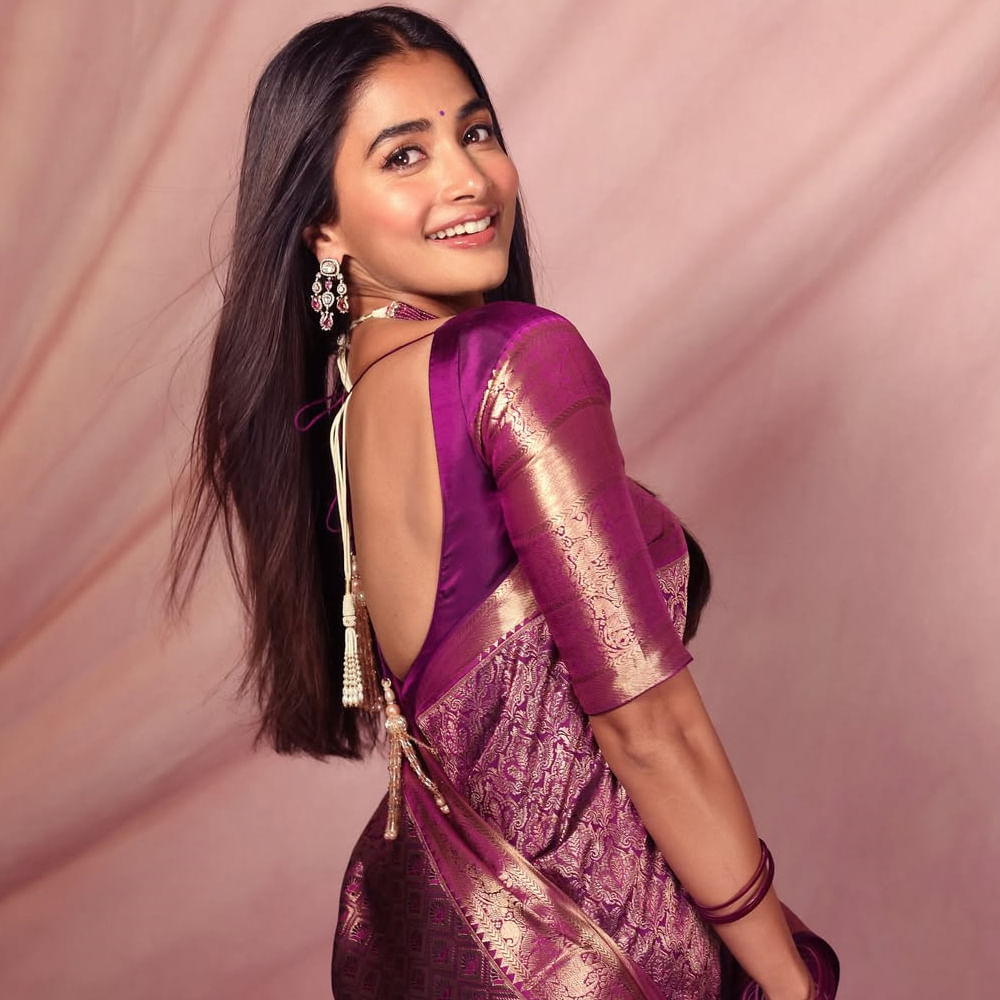 ఒకప్పుడు టాలీవుడ్ ఇండస్ట్రీని ఏలేసిన పూజా హెగ్డే.. ఇప్పుడు మాత్రం ఆఫర్స్ కోసం ఎదురుచూస్తుంది. తెలుగుతోపాటు తమిళంలో అగ్ర హీరోల సరసన నటించి ఎన్నో సూపర్ హిట్స్ అందుకుంది. ఎన్టీఆర్, అల్లు అర్జున్, ప్రభాస్, విజయ్ దళపతి, సూర్య, నాగ చైతన్య వంటి స్టార్స్ సరసన కనిపించింది.