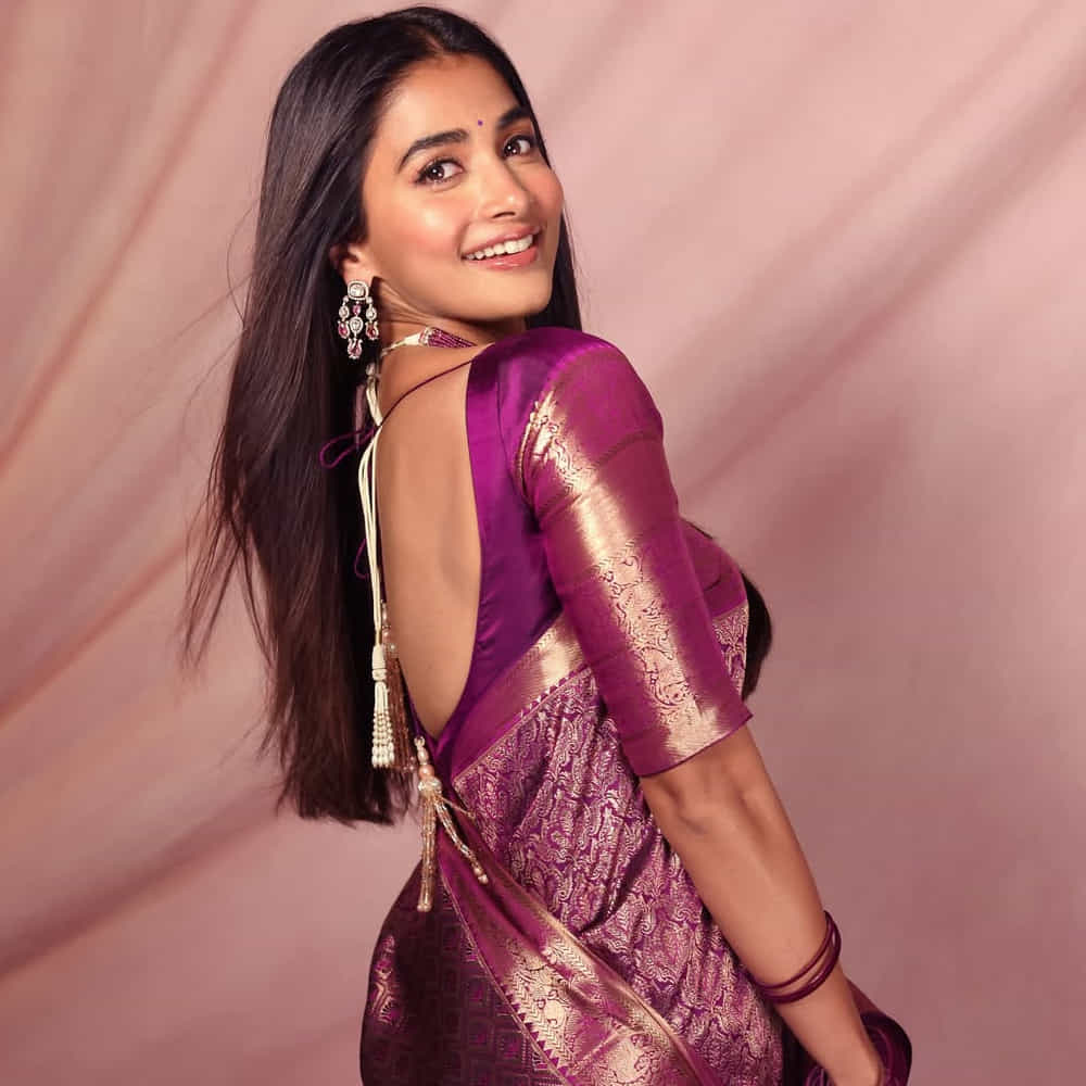 ఒకప్పుడు టాలీవుడ్ ఇండస్ట్రీని ఏలేసిన పూజా హెగ్డే.. ఇప్పుడు మాత్రం ఆఫర్స్ కోసం ఎదురుచూస్తుంది. తెలుగుతోపాటు తమిళంలో అగ్ర హీరోల సరసన నటించి ఎన్నో సూపర్ హిట్స్ అందుకుంది. ఎన్టీఆర్, అల్లు అర్జున్, ప్రభాస్, విజయ్ దళపతి, సూర్య, నాగ చైతన్య వంటి స్టార్స్ సరసన కనిపించింది.