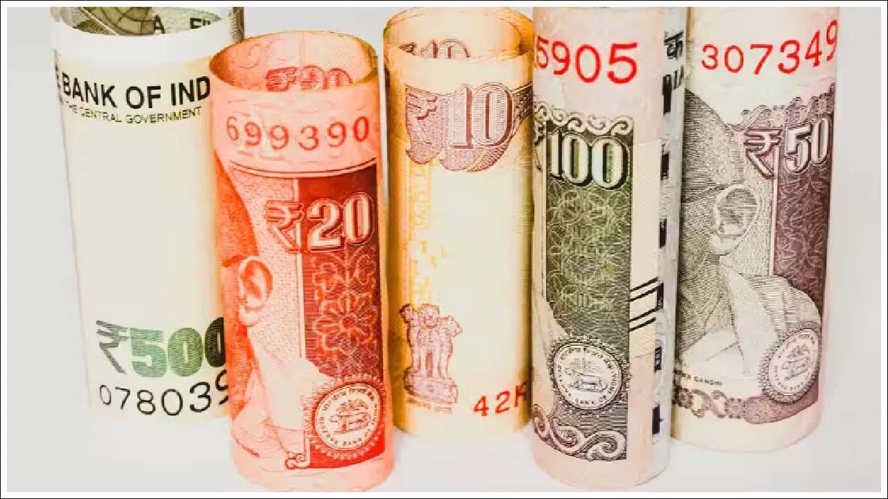 మీరు PPF ఖాతాలో ప్రతి సంవత్సరం కనీసం రూ. 500 నుండి గరిష్టంగా రూ. 1.5 లక్షల వరకు పెట్టుబడి పెట్టవచ్చు. మీరు ఈ పెట్టుబడిని ఒకేసారి లేదా 12 నెలవారీ వాయిదాలలో, మీకు ఏది అనుకూలమైనదో ఆ ​​విధంగా జమ చేయవచ్చు.