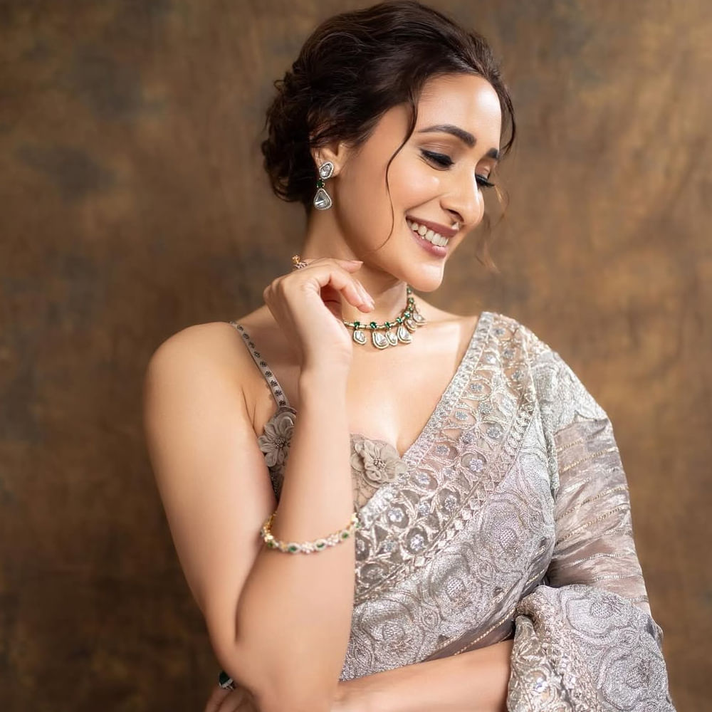 టాలీవుడ్ ఇండస్ట్రీలో యంగ్ హీరోలతోపాటు పలువురు స్టార్స్ సరసన నటించిన ప్రగ్యా.. ఇప్పుడు ఇండస్ట్రీలో సైలెంట్ అయ్యింది. తాజాగా ఆమె ఉత్తమ నటిగా గద్దర్ అవార్డ్ అందుకుంది. వరుణ్ తేజ్ హీరోగా వచ్చిన కంచె సినిమాతో తెలుగు తెరకు పరిచయమైంది. ఈ సినిమాలో అద్భుతమైన నటనతో కట్టిపడేసింది. 