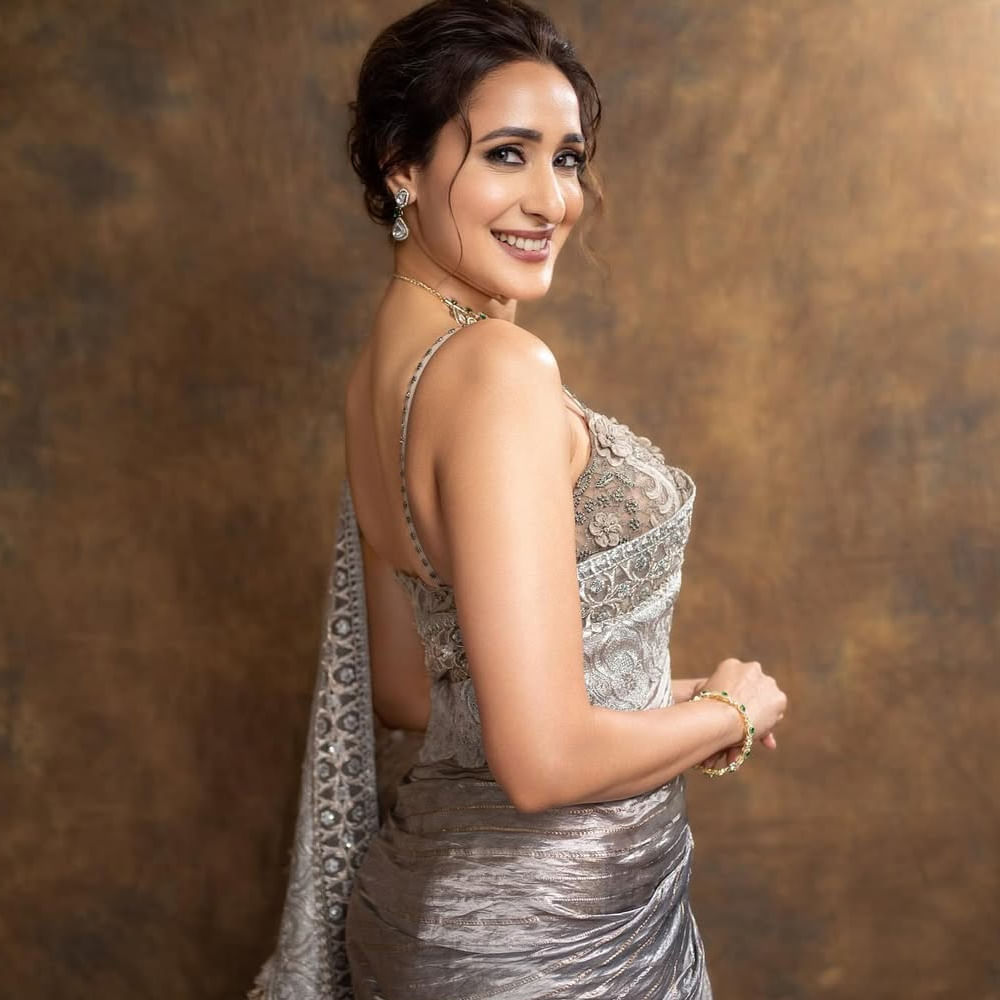 కంచె సినిమాలో తన నటనకుగానూ ఉత్తమ నటిగా గద్దర్ అవార్డ్ అందుకుంది. అలాగే బాలకృష్ణ నటించిన అఖండ సినిమాతో బ్లాక్ బస్టర్ హిట్ అందుకుంది. ఈ మూవీతో తన నటనకు ప్రశంసలు అందుకుంది. ఈ సినిమా తర్వాత వరుసగా అవకాశాలు వస్తాయి అనుకున్నారు. కానీ ఆ అదృష్టం ఆమెకు కలిసిరాలేదు. 