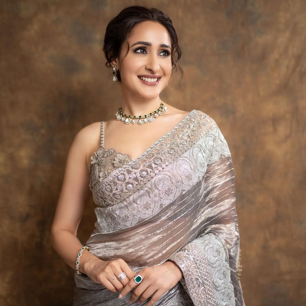 ఈ సినిమా తర్వాత ప్రగ్యాకు అంతగా ఆఫర్స్ అంతగా రాలేదు. ప్రస్తుతం బాలయ్య నటిస్తోన్న అఖండ సీక్వెల్  అఖండ 2లో నటిస్తుంది. అలాగే సోషల్ మీడియాలో చాలా యాక్టివ్ గా ఉంటుంది. తాజాగా ఆమె సిల్వర్ చీరలో అందమైన జాబిలమ్మగా మెరిసిపోతుంది. వెండిమబ్బులలో మెరిసిన వెన్నెలమ్మగా కనిపిస్తుంది. 