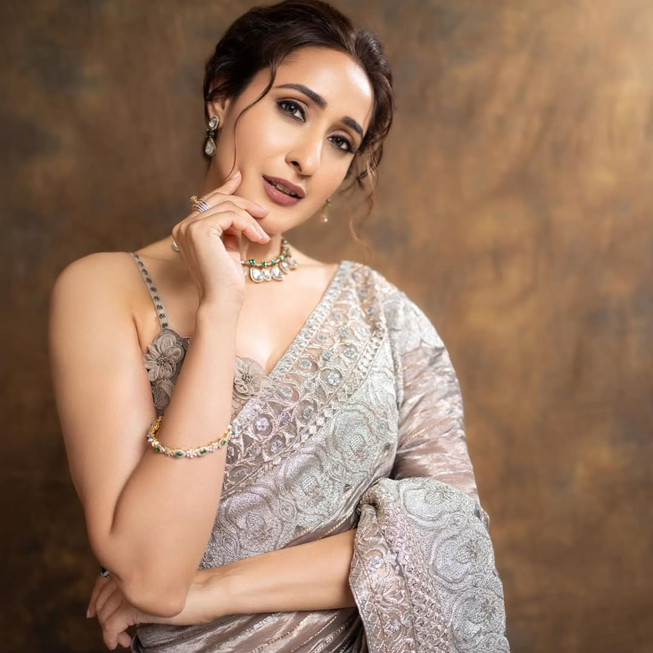 తెలుగులో తొలి చిత్రంతోనే నటిగా ప్రశంసలు అందుకుంది ప్రగ్యా జైస్వాల్. అందం, అద్భుతమైన నటనతో ప్రేక్షకులను కట్టిపడేసిన ప్రగ్యా.. ఇప్పటివరకు సరైన బ్రేక్ అందుకోలేదు. అంతేకాదు.. స్టార్ హీరోల సరసన నటించినప్పటికీ ఈ బ్యూటీకి అంతగా క్రేజ్ రాలేదు. తెలుగులో పలు చిత్రాల్లో నటించి మెప్పించింది. 