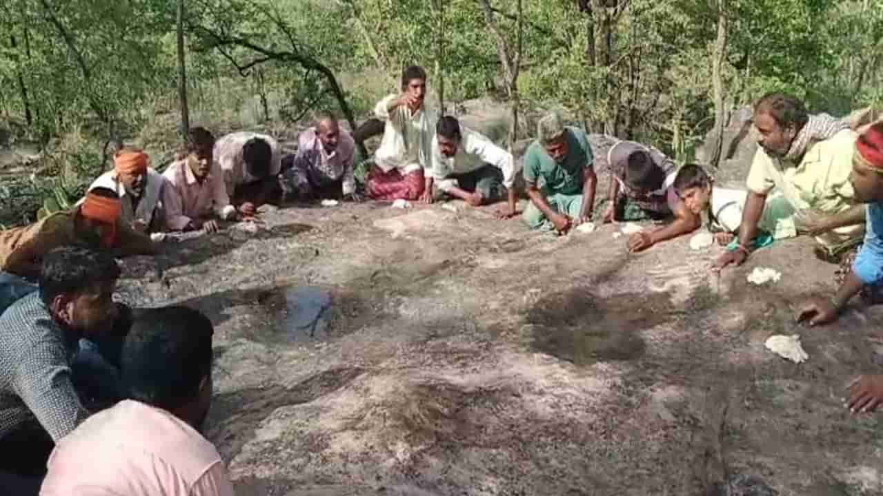 దేవుని గుట్టపై వింత ఆచారం.. వర్షాల కోసం వరద పాశం..!