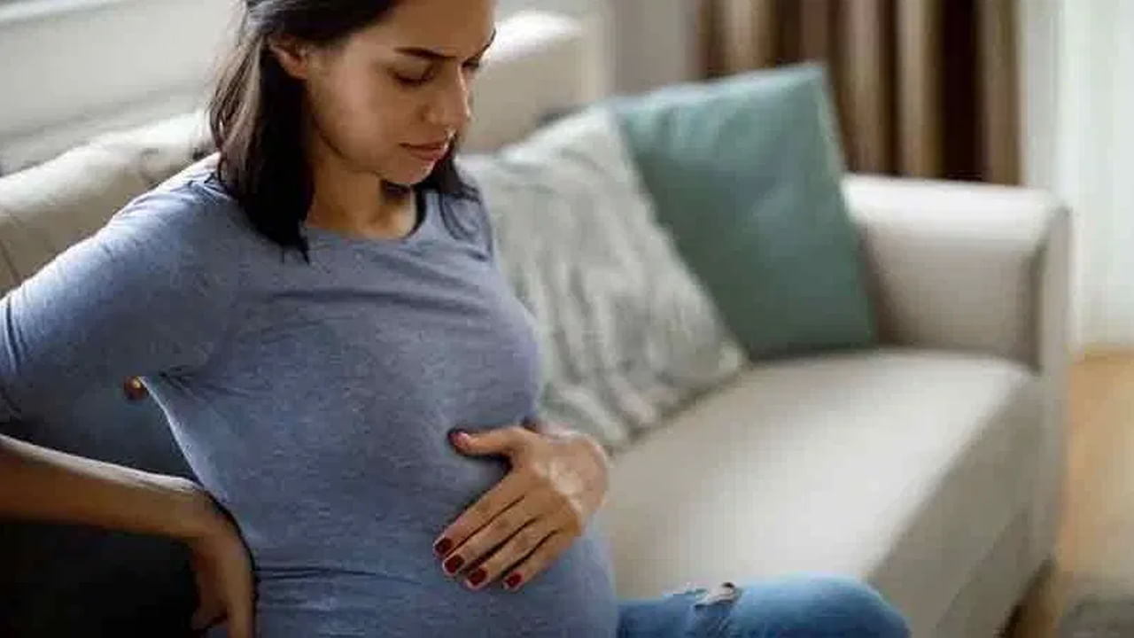 మూత్ర విసర్జనలో ఇబ్బంది లేదా మూత్ర విసర్జన చేయకపోవడం అనేది అధిక రక్తపోటు సమస్యలలో ఒకటిగా చెప్పవచ్చు. ఇది మూత్రపిండాలపై దాని ప్రభావం చూపుతుంది. రక్తం నుండి వ్యర్థాలను ఫిల్టర్ చేసే చిన్న రక్త నాళాలను రక్తపోటు దెబ్బతీసినప్పుడు మూత్రపిండాలు ప్రభావితమవుతాయి. ఈ క్రమంలో మూత్ర విసర్జన సమయంలో ఇబ్బందులు తలెత్తుతుంటాయి. అయితే గర్భిణీ స్త్రీలు సాధారణం కంటే చాలా తక్కువగా మూత్ర విసర్జన చేస్తున్నట్లు గమనించినప్పుడు లేదా ఆమె మూత్రం నురుగుగా కనిపిస్తే వీరు మూత్ర పిండాల సమస్యతో బాధపడుతున్నట్లే అంటున్నారు ఆరోగ్య నిపుణులు.