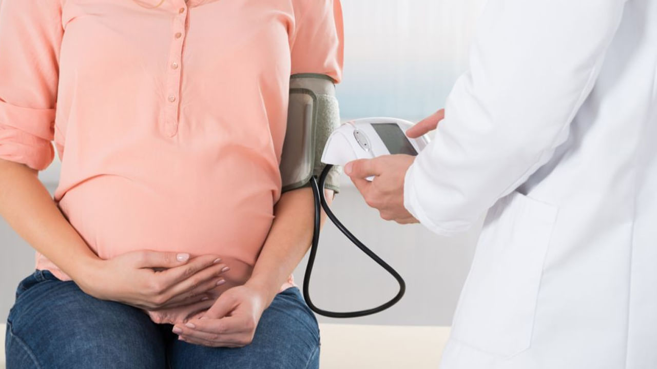 శ్వాస తీసుకోవడంలో ఇబ్బంది లేదా ఛాతీ బిగుతుగా అనిపించడం కూడా రక్తపోటు సంకేతం అంటున్నారు ఆరోగ్య నిపుణులు. కొంత మంది గర్భధారణ సమయంలో వేగంగా బరువు పెరిగిపోతారు. దీంతో వారికి శ్వాస తీసుకోవడంలో ఇబ్బంది తలెత్తవచ్చు. ఇది సాధారణం. అయితే ఎలాంటి బరువు ఎక్కువ లేకపోయినా, శ్వాస తీసుకోవడంలో ఇబ్బంది, లేదా ఛాతి బిగుతుగా అనిపిస్తే తప్పకుండా వైద్యుడిని సంప్రదించాలంట.