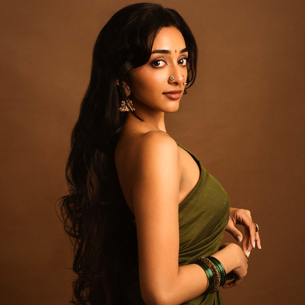 సోషల్ మీడియాలో అందాల ఆరబోతతో కుర్రాళ్లకు నిద్రపట్టకుండా చేస్తుంది ఈ చిన్నది. తాజాగా ఈ బ్యూటీ షేర్ చేసిన ఫోటోలు చుస్తే నోరెళ్లబెట్టాల్సిందే.. ఈ ఫొటోలకు కుర్రాళ్ళు రొమాంటిక్ కామెంట్స్ చేస్తున్నారు.