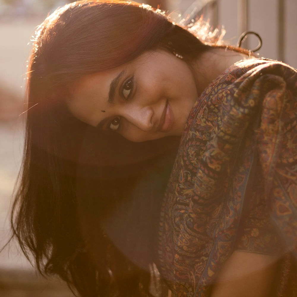 తాజాగా ఈ అమ్మడు సోషల్ మీడియాలో షేర్ చేసిన ఫోటోలు అభిమానులను కవ్విస్తున్నాయి. చీరకట్టులో అందాలు ఒలకబోస్తూ క్రేజీ ఫోటోలను పంచుకుంది. ఈ ఫోటోల పై నెటిజన్స్ క్రేజీ కామెంట్స్ చేస్తున్నారు. అమ్మడి అందాలను పొగుడుతూ కామెంట్స్ చేస్తున్నారు. 