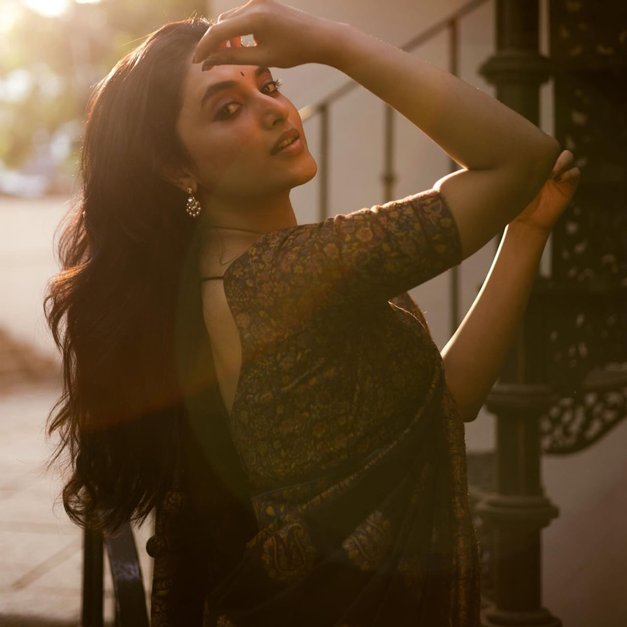  ప్రియాంక మోహన్.. స్టార్ హీరోలతో వరుసగా సినిమాలు చేస్తోంది ఈ అమ్మడు. పేరుకు మలయాళ నటినే అయినా పక్కింటమ్మాయిలా కనిపిస్తూ తెలుగు ఆడియెన్స్ కు బాగా చేరవవుతోంది. తన అందం, అభినయంతో టాలీవుడ్ లో క్రమంగా స్టార్ హీరోయిన్ గా ఎదుగుతోంది. కెరీర్ ప్రారంభంలోనే నాని, శర్వానంద్ లాంటి ప్రామిసింగ్ హీరోలతో కలిసి స్క్రీన్ షేర్ చేసుకుంది. 