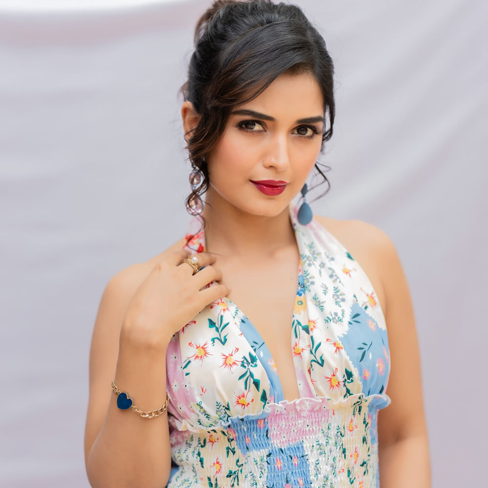 ఆమె మరెవరో కాదండి.. టీవీ నటి ప్రియాంక జైన్. బుల్లితెరపై మౌనరాగం సీరియల్ ద్వారా తెలుగు ప్రేక్షకులకు దగ్గరయ్యింది. ఇందులో మాటలు రాని అమ్మాయిగా కనిపిస్తూ సహజ నటనతో కట్టిపడేసింది. ఈ సీరియల్ తో తెలుగులో మంచి పాపులారిటీని సొంతం చేసుకుంది. ఆ తర్వాత బిగ్ బాస్ రియాల్టీ షోలోకి అడుగుపెట్టింది.