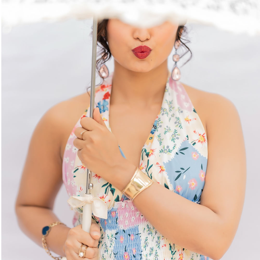 బుల్లితెరపై ఒకే ఒక్క సీరియల్ ద్వారా స్టార్ హీరోహీరోయిన్లను మించి క్రేజ్ సొంతం చేసుకుంది. అందం, అమాయకత్వం, అభినయంతో తెలుగు అడియన్స్ హృదయాలను గెలుచుకుంది. తన మొదటి సీరియల్లోనే అద్భుతమైన నటనతో కట్టిపడేసిన ఈ అమ్మడు .. ఆ తర్వాత తెలుగులో మరో సీరియల్ ద్వారా అలరించింది. 