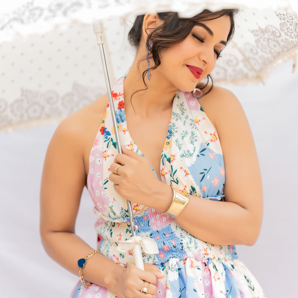 తమిళంలో రంగి తరంగ అనే సినిమాతో కథానాయికగా వెండితెరపై సందడి చేసింది. ఆ తర్వాత కన్నడలో గోలిసోడా అనే సినిమాలో నటించింది. కానీ ఈ బ్యూటీకి సినిమాలకంటే ఎక్కువగా సీరియల్స్ ద్వారా ఫేమస్ అయ్యింది. బిగ్ బాస్ సీజన్ 7 తర్వాత సోషల్ మీడియాలో నిత్యం గ్లామర్ ఫోటోస్ షేర్ చేస్తుంది. 