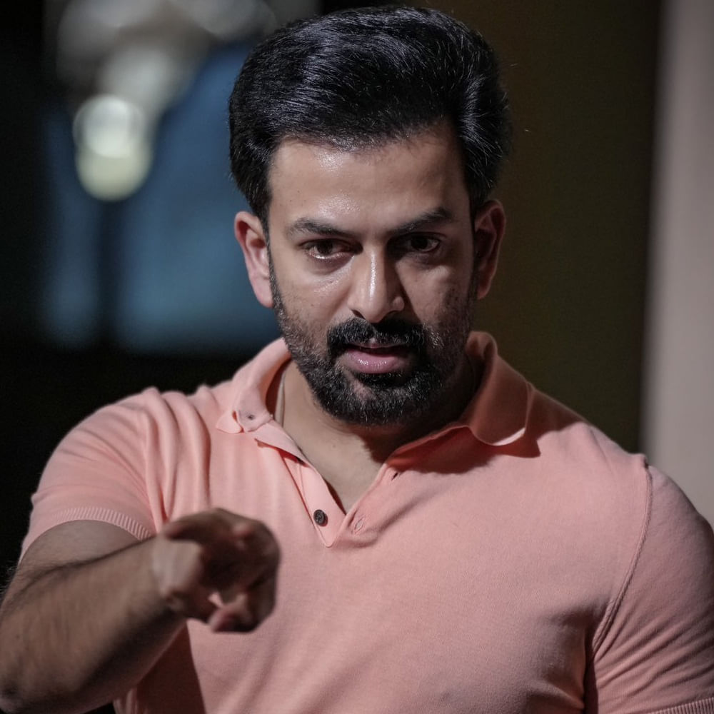 విలన్గా పృథ్వీరాజ్ సుకుమారన్ నటిస్తున్నారన్న న్యూస్ కూడా ఆల్రెడీ కన్ఫార్మ్ అయ్యింది. ఫస్ట్ షెడ్యూల్లోనే మహేష్తో కలిసి షూటింగ్లో పాల్గొన్నారు పృథ్వీరాజ్. తాజాగా ఈ లిస్ట్లోకి మరో క్రేజీ ఆర్టిస్ట్ చేరారన్నది నయా అప్డేట్.
