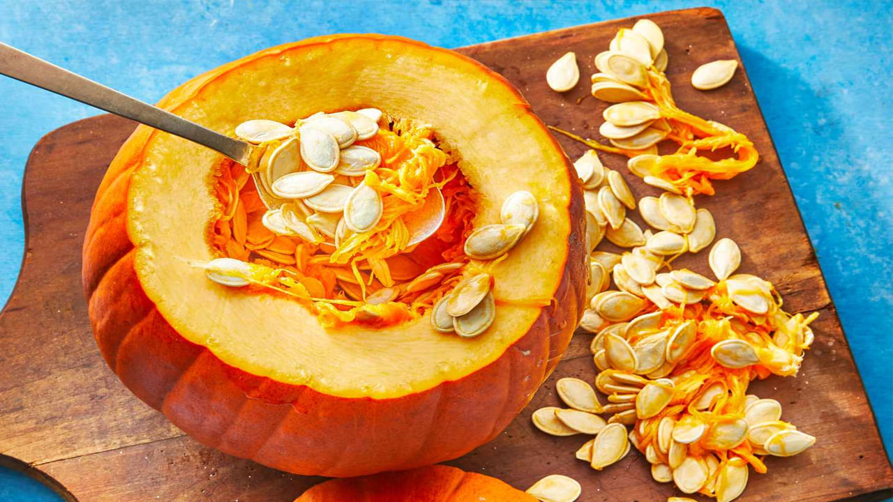 గుమ్మడి గింజలు ప్రోటీన్లు, ఆరోగ్యకరమైన కొవ్వులు, ఫైబర్, విటమిన్లు (ముఖ్యంగా విటమిన్ కె, ఈ)  ఖనిజాలు (మెగ్నీషియం, జింక్ వంటివి)తో నిండి ఉంటాయి. గుమ్మడికాయ గింజల్లోని ఒమేగా-3 ఫ్యాటీ యాసిడ్లు గుండె ఆరోగ్యాన్ని మెరుగుపరుస్తాయి. రక్తపోటును తగ్గించి, చెడు కొలెస్ట్రాల్‌ను తగ్గించడంలో సహాయపడతాయి.