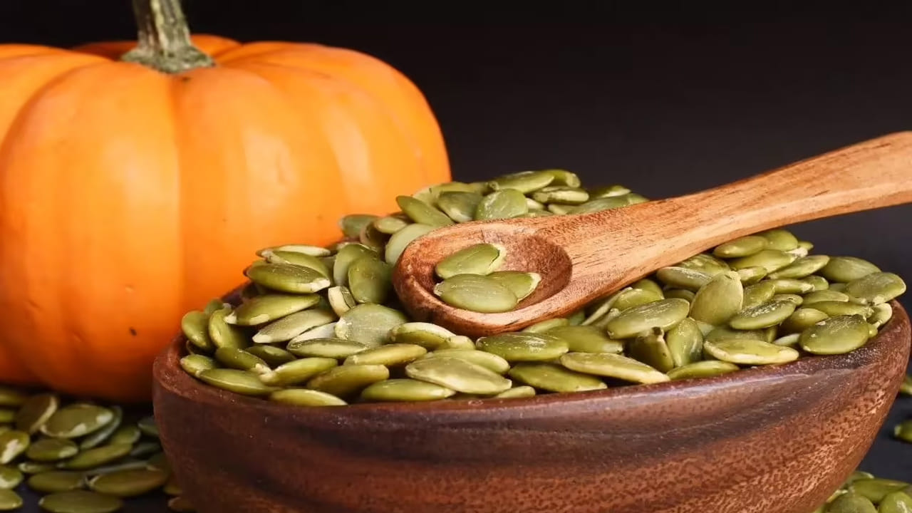 Pumpkin Seeds: గుమ్మడి విత్తనాలు ఆరోగ్యానికి మంచివే.. కానీ వీరికి మాత్రం విషంతో సమానం! బీకేర్ ఫుల్..