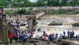 నదిలో కుప్పకూలిన వంతెన: నలుగురు మృతి.. 51 మందికి తీవ్ర గాయాలు.. నదిలో కుప్పకూలిన వంతెన: నలుగురు మృతి.. 51 మందికి తీవ్ర గాయాలు..
