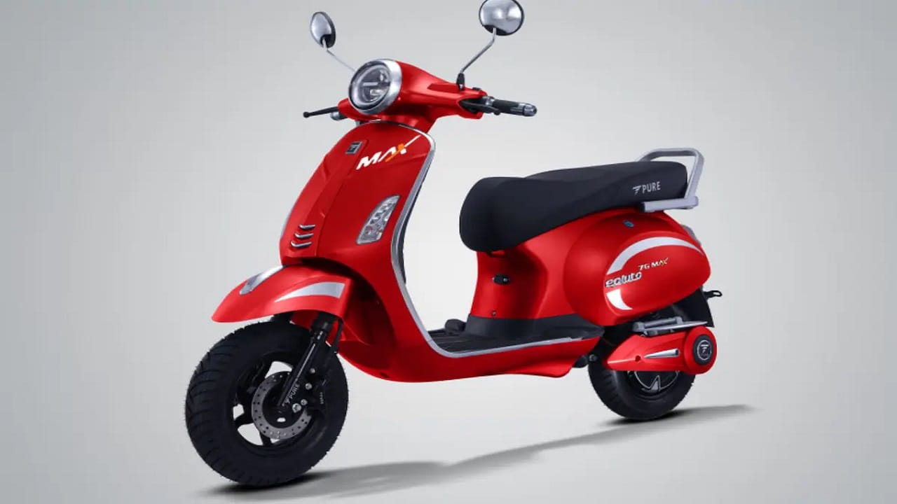 ప్యూర్ ఈవీ ఎప్లుటో 7 జీ మ్యాక్స్ స్కూటర్‌ను రూ. 1,15,000కు కొనుగోలు చేయవచ్చు. 3.5 కేడబ్ల్యూహెచ్ బ్యాటరీ 2.2 కేడబ్ల్యూ మోటార్‌కు శక్తినిస్తుంది. అలాగే 201 కి.మీ రేంజ్‌తో వచ్చే ఈ స్కూటర్‌పై గంటకు 63 కి.మీ గరిష్ట వేగంతో దూసుకుపోవచ్చు. ఈ స్కూటర్ పట్టణ ప్రయాణికులకు అనువుగా ఉంటుందని నిపుణులు చెబుతున్నారు. 
