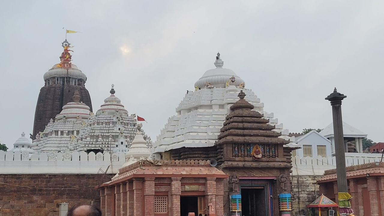 విమానాల విషయానికొస్తే..  పూరి నగరం ఏ సాధారణ విమాన మార్గంలోకి రాదని చెబుతారు. కాబట్టి విమానాలు అక్కడి నుండి ఎగరడానికి ఎటువంటి కారణం లేదు. అలాగే ఆలయం పైభాగంలో ఏర్పాటు చేయబడిన ఎనిమిది లోహాలతో తయారు చేయబడిన నీలచక్రం వైర్‌లెస్ కమ్యూనికేషన్‌లకు అంతరాయం కలిగిస్తుందని, విమానాలకు ముప్పు కలిగిస్తుందని కొందరు నమ్ముతారు. 