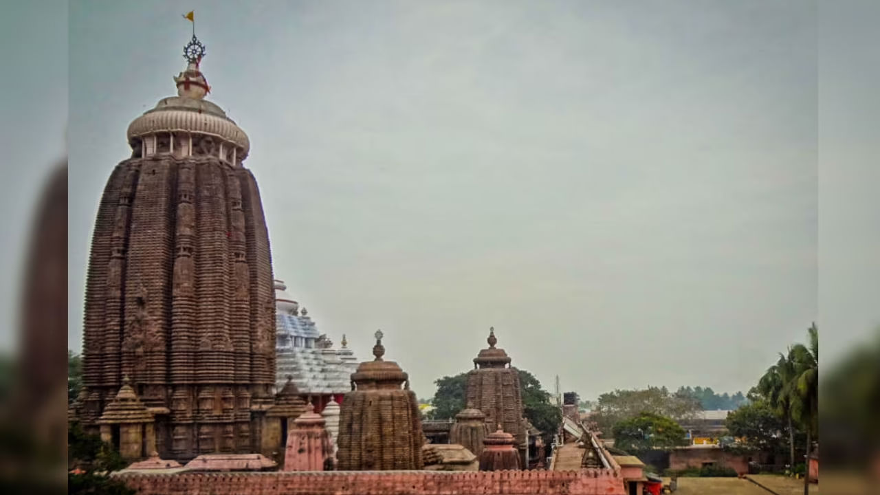 పూరీ జగన్నాథ ఆలయానికి సంబంధించి అనేక అంతు చిక్కని రహస్యాలు, నమ్మకాలు ఉన్నాయి. వాటిలో అత్యంత ప్రత్యేకమైన నమ్మకం ఒకటి పక్షులు లేదా విమానాలు దానిపై ఎగరవు. సరే విమానాలంటే మనుషుల కంట్రోల్‌లో ఉంటాయి కాబట్టి మనం అటుగా విమానం తీసుకెళ్తే వెళ్తాయి.. లేదంటే లేదు. కానీ, పక్షులు మన కంట్రోల్‌లో ఉండవు. అవి మనుషులు చెప్పినట్లు ఎగరవు. వారి ఇష్టమొచ్చినట్లు ఎగురుతూ ఎక్కడికంటే అక్కడికి వెళ్లాయి. కానీ, పూరీ జగన్నాథ ఆలయం మీదుగా మాత్రం పక్షులు ఎగరవు అని అంటారు. దానికి మతపరమైన, శాస్త్రీయ నమ్మకాలు రెండూ ఉన్నాయి. ఇది భక్తులు, శాస్త్రవేత్తలను ఆశ్చర్యపరిచే రహస్యం.