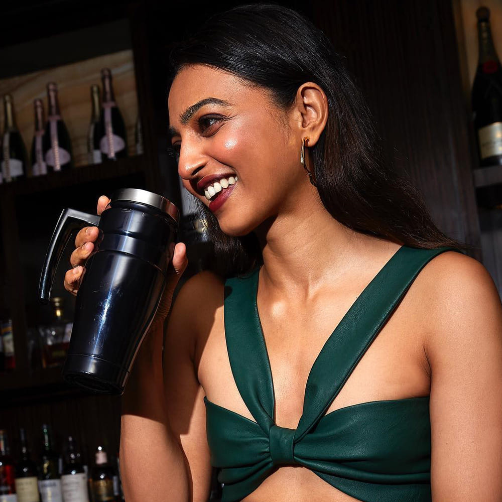 పోస్ట్ డెలివరీ ఇండస్ట్రీలో మహిళలకు అంత అనుకూలమైన వాతావరణం ఉంటుందని నేననుకోవడం లేదు. ఇక్కడ వర్కింగ్‌ హవర్స్ ఎక్కువగా ఉంటాయి. అంతంత సేపు పిల్లలకు దూరంగా ఉండటం కష్టమేనని అన్నారు రాధికా. 