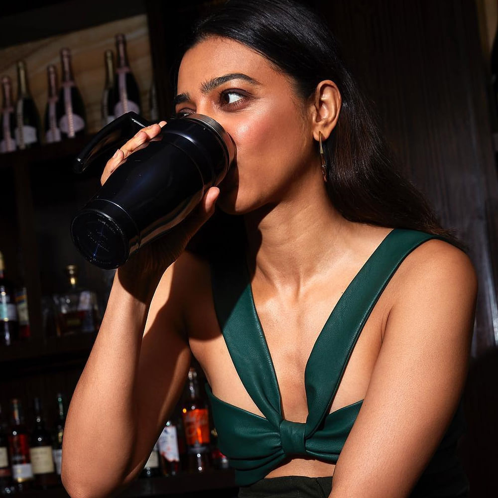 అయితే ఈ ఇష్యూతో సంబంధం లేకపోయినా విద్యాబాలన్‌ షేర్‌ చేసుకున్న ఒపీనియన్‌ కూడా వైరల్‌ అవుతోంది.పరిస్థితులకు తగ్గట్టు అమ్మాయిలు మారాలి. ఎప్పటికప్పుడు అప్‌డేట్‌ అవుతూ ఉంటేనే ఇండస్ట్రీలో లైమ్‌లైట్‌లో ఉంటాం. 