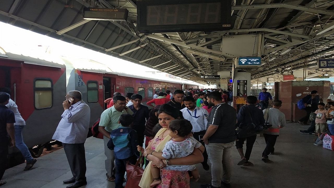 Indian Railways: త్వరలోనే రైలు చార్జీల బాదుడు షురూ.. ఆ వర్గాల తీవ్ర ప్రభావం