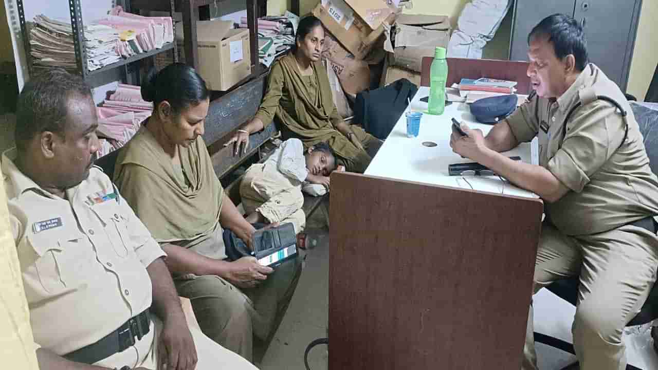 ఎంత కష్టమొచ్చిందో ఆ తల్లికి.. కొడుకు కళ్ల ముందే, రైలు కింద పడి తల్లి ఆత్మహత్య!