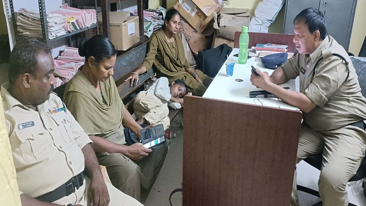 ఎంత కష్టమొచ్చిందో ఆ తల్లికి.. కొడుకు కళ్ల ముందే, రైలు కింద పడి తల్లి ఆత్మహత్య!