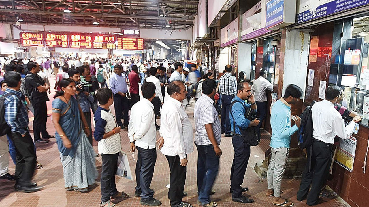 ప్రస్తుతం దక్షిణ రైల్వే నడుపుతున్న 35 రైళ్లలో ఈ సౌకర్యం పనిచేస్తోంది. భవిష్యత్తులో దీనిని మరింత విస్తరిస్తామని అధికారులు చెబుతున్నారు. అందువల్ల మరిన్ని ట్రైన్లలో ఈ ఫెసిలిటీ అందుబాటులోకి వస్తే చాలా ప్రయోజనం కలుగుతుంది. రైలు టికెట్ కొనే ముందు మీరు ప్రయాణించాల్సిన రైలులో డి రిజర్వ్ కోచ్ సీట్లు అందుబాటులో ఉన్నాయా అని అడగండి. ఒక వేళ డి రిజర్వ్‌ సీటు ఉంటే మీరు టికెట్‌కు కావాల్సిన మొత్తాన్ని చెల్లించి, సంబంధిత కంపార్ట్‌మెంట్‌లో ఎటువంటి ఇబ్బంది లేకుండా హాయిగా ప్రయాణించవచ్చు. 