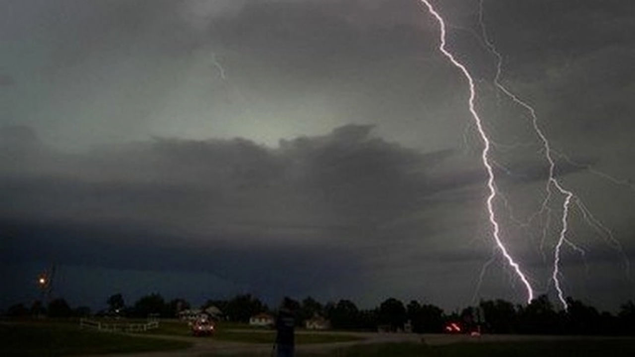 నైరుతి రుతుపవనాలు మొదలు అయ్యాయి. దీంతో ఉరుములు,మెరుపులతో కూడిన భారీ వర్షాలు పడుతున్నాయి. అయితే కొన్ని సార్లు పిడుగులు కూడా పడటం, పిడుగుల ధాటికి పలువురు ప్రాణాలు కూడా కోల్పోతున్నారు. ప్రస్తుతం ఇది అందరిలో ఆందోళనను కలిగిస్తుంది.అందుకే పిడుగులు పడకుండా తప్పకుండా కొన్ని జాగ్రత్తలు తీసుకోవాలంట. అవి :