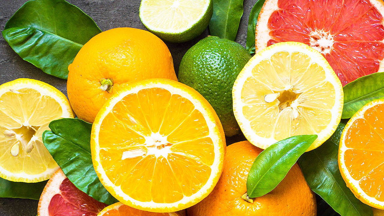 సిట్రస్ ఫ్రూట్స్ ఆరోగ్యానికి చాలా మంచిది. ఇందులో విటమిన్ డి,సి వంటివి ఎక్కువగా ఉంటాయి. అయితే వీటిని వర్షకాలంలో ఎక్కువగా తినకూడదంట. ముఖ్యంగా కట్ చేసి అమ్మేటువంటి సిట్రస్ ఫ్రూట్స్ వర్షకాలంలో ఎక్కువగా కలుషితం అవుతాయంట. దీని వలన అనేక సమస్యలు వస్తుంటాయి. అందుకే వీలైనంత వరకు వీటికి దూరంగా ఉండాలంట.