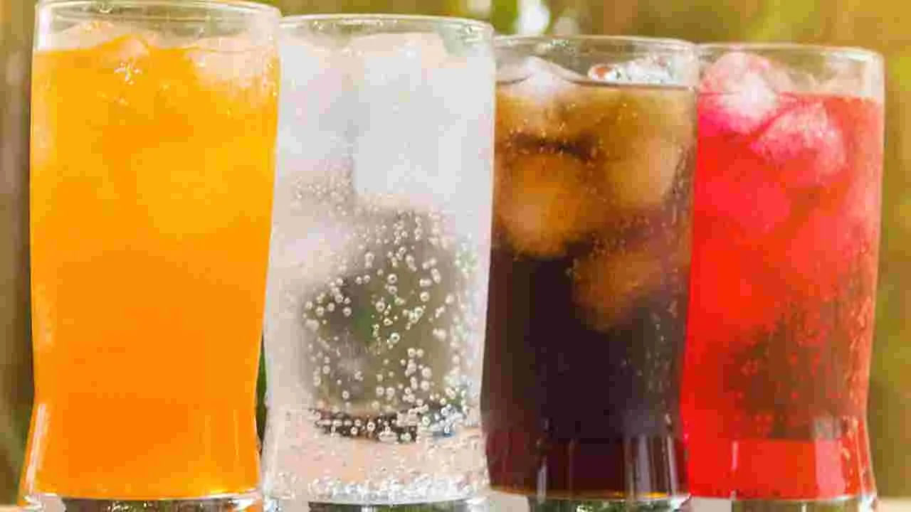 వర్షకాలంలో కార్బోనేటెడ్ డ్రింక్స్కు ఎంత దూరం ఉంటే అంత మంచిదంటున్నారు ఆరోగ్య నిపుణులు. ఎందుకంటే ఎక్కువ చల్లగా ఉండే కార్బోనేటెడ్ డ్రిక్స్ వర్షకాలంలో ఎక్కువగా తాగడం వలన అనేక సమస్యలు వస్తాయంట. ముఖ్యంగా జీర్ణసంబంధ వ్యాధులతో సతమతం అవ్వాల్సి ఉంటుందంట. అందుకే వర్షాకాలంలో కార్బోనేటెడ్ డ్రింక్స్ తాగకూడదంట.