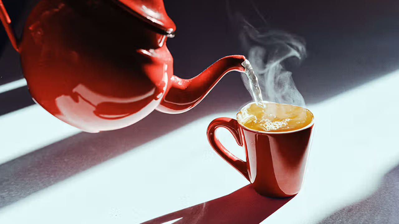 వర్షాకాలంలో చాలా మంది టీ, కాఫీస్ ఎక్కువగా తాగుతుంటారు. కానీ శరీరానికి వెచ్చదనం ఇస్తుందని వీటిని ఎక్కువగా తాగడం వలన ఇది కడుపులో గ్యాస్ వంటి సమస్యలకు కారణం అవుతుందని అంటున్నారు ఆరోగ్య నిపుణులు.