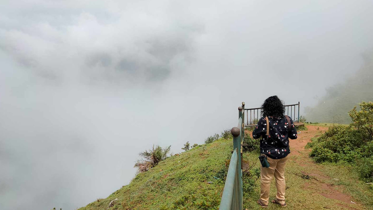 అందమైన తోటలు, కొండల మధ్య రైలులో ప్రయాణించాలి అనుకునే వారికి డార్జిలింగ్‌లోని బటాసియా లూప్ బెస్ట్ ప్లేస్. అందమైన ప్రదేశాల్లో ఇదొక్కటి. ఇక్కడ రైల్వే ప్రయాణం చేస్తూ.. అందమైన ప్రకృతిని ఆస్వాధించవచ్చు. అందుకే వర్షకాలంలో ప్రయాణించాల్సిన అద్భుతమైన ప్రదేశాల్లో ఇదొక్కటి.