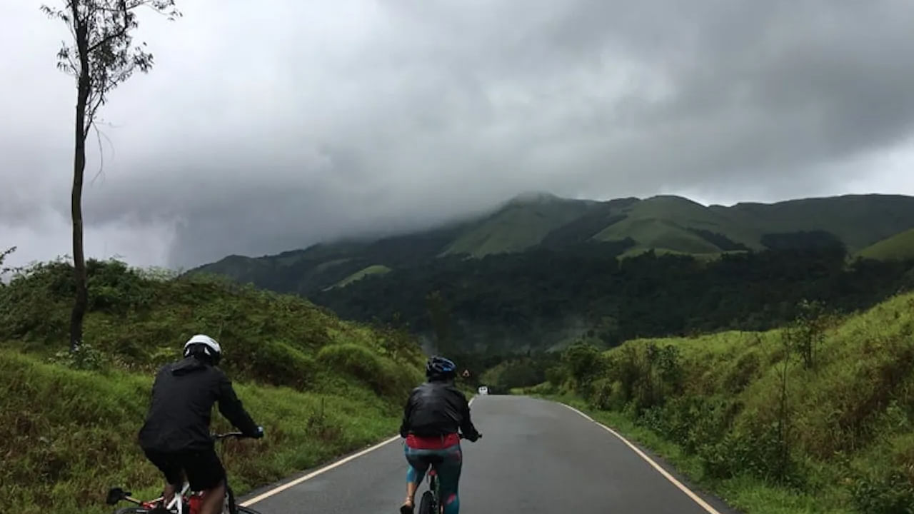 వర్షకాలంలో సందర్శించాల్సిన అద్భుతమైన ప్రదేశాలలో లోనావాలా ఒకటి. ఇక్కడి ప్రకృతి ప్రతి ఒక్కరినీ కట్టిపడేస్తుంది. ముఖ్యంగా ప్రేమికులు ఈ ప్రదేశాన్ని సందర్శిస్తే వారి ఆనందానికి అవధులుండవు. ఎందుకంటే భూషి ఆనకట్ట, టైగర్ పాయింట్, పచ్చని కొండలు, ప్రకృతి, అందమైన పూల తోటలు ప్రతి ఒక్కరూ ఆకట్టుకుంటాయి. అందుకే అందమైన ప్రేమ జంటలకు ఇది బెస్ట్ టూరిస్ట్ ప్లేస్ అంటారు.