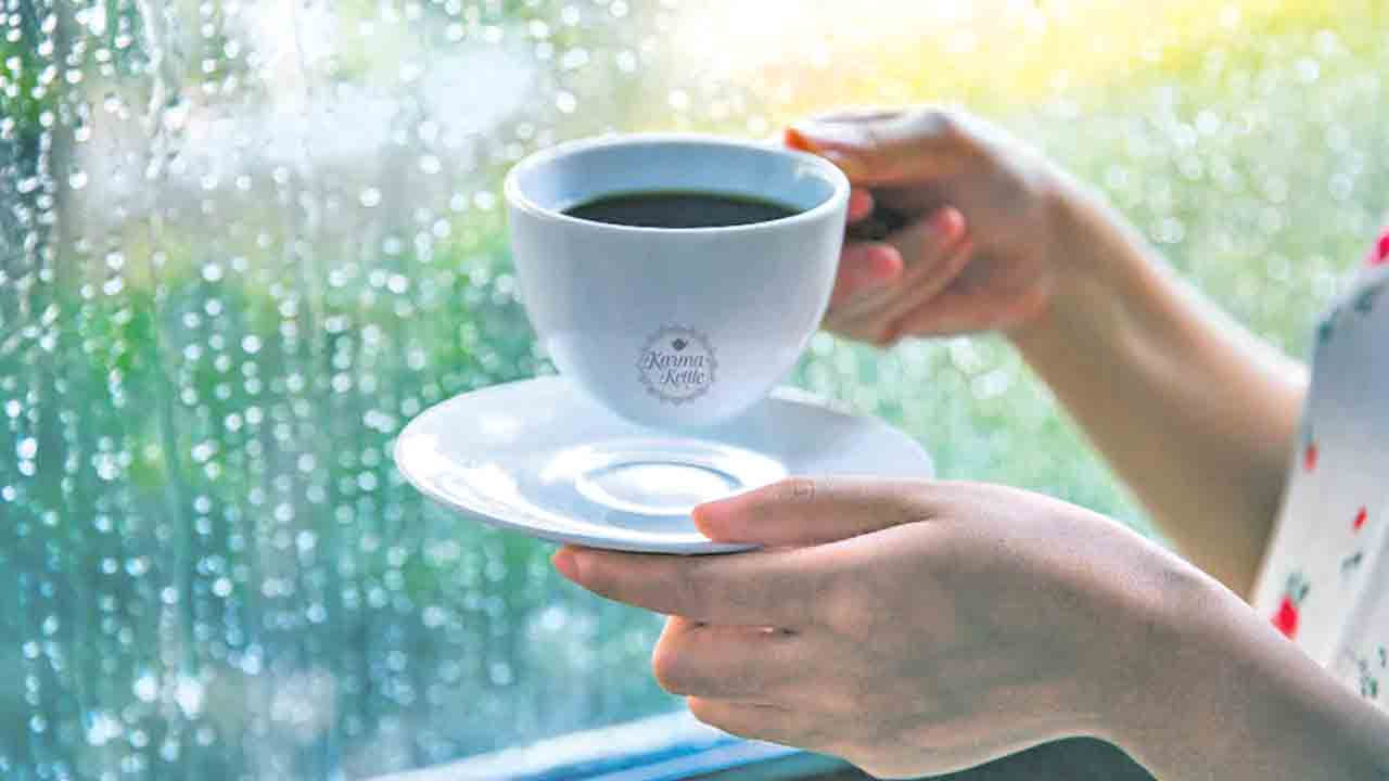  కాఫీ, టీ అధికంగా తీసుకోవడం: వర్షం వల్ల కలిగే చలిని వదిలించుకోవడానికి, కొంతమంది ఉదయం లేవగానే టీ తాగుతుంటారు, అంతే కాకుండా తమకు చలి ఎక్కువగా అనిపిస్తే  మధ్యాహ్నం, సాయంత్రం కాఫీ లేదా టీ తాగుతారు. కానీ ఇది అస్సలే మంచిది కాదు అంటున్నారు ఆరోగ్యనిపుణులు. వీటిల్లో ఉండే కెఫిన్ శక్తిని ఇస్తుంది, కానీ అది ఎక్కువగా తీసుకుంటే శరీరంపై తీవ్ర ప్రభావం చూపిస్తుందంట. అనేక సమస్యలు ఎదర్కోవాల్సి వస్తుందంట.