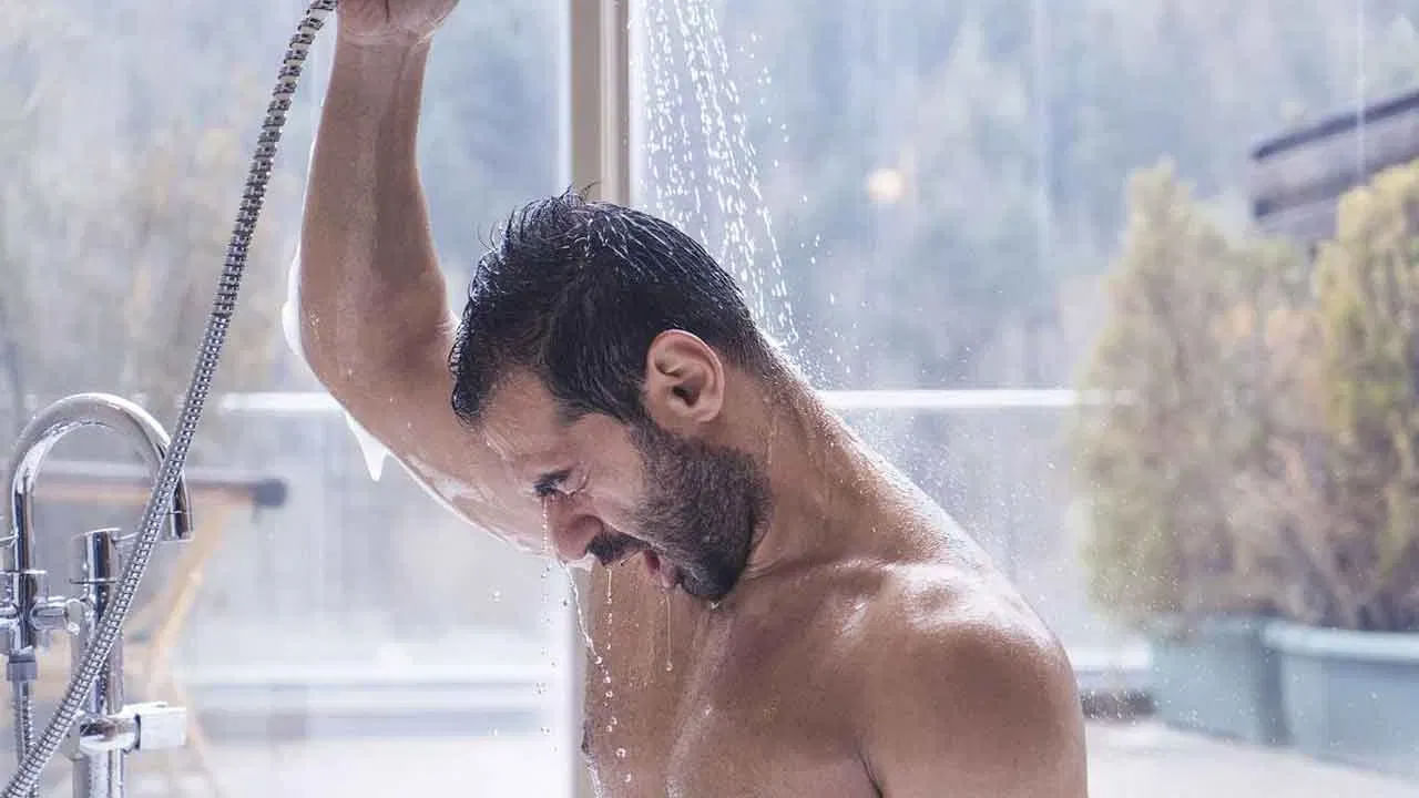  వేడినీటి స్నానం చేయడం: వర్షాకాలం వచ్చిందంటే చాలు చాలా వేడిగా ఉండే వేడినీటితో స్నానం చేయడం చేస్తారు చాలా మంది. కానీ పరిశోధన ప్రకారం ఈ నీటి ఉష్ణోగ్రత 32 డిగ్రీల సెల్సియస్ వరకు మాత్రమే ఉండాలంట. దీని కంటే ఎక్కువ వేడి నీటితో స్నానం చేయడం వల్ల చర్మం, జుట్టు సమస్యలు రావడమే కాకుండా చర్మం దెబ్బ తినే ఛాన్స్ ఉంటుందంట. చాలా వేడి నీరు చర్మ కణజాలాలను దెబ్బతీస్తుంది. చర్మం ముడతలు అవకాశం ఎక్కువగా ఉందంట.