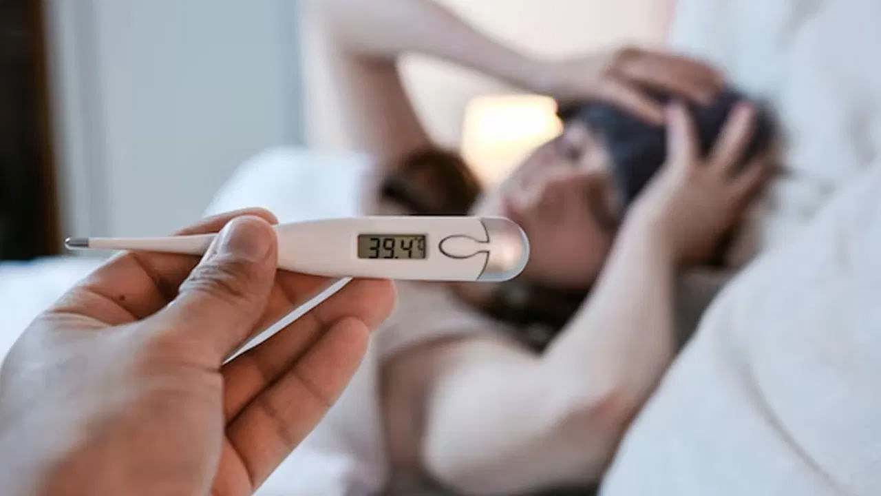 టైఫాయిడ్  వర్షకాలంలో టైఫాయిడ్ ఫీవర్ అనేది ఎక్కువగా వస్తుంది. ఎందుకంటే ఈ సీజన్‌లో కలుషితమైన నీరు, సాల్మొనెల్ల టైఫీ బ్యాక్టీరియా వలన ఈ విష జ్వరం వస్తుంది. కలుషితమైన ఆహారం, కలుషితమైన నీరు ద్వారా ఈ బ్యాక్టీరియా అనేది వేగంగా వ్యాపిస్తుందంట. టైఫాయిడ్ వస్తే విపరీతమైన జ్వరం, తలనొప్పి వంటి సమస్యలు వస్తాయి.కొన్ని సార్లు ఇది ప్రాణానికి కూడా ముప్పు తీసుకొస్తుంది. అందుకే ఈ సీజన్‌లో ఆరోగ్యం పట్ల అస్సలే ఆశ్రద్ధ చేయకూడదంట.