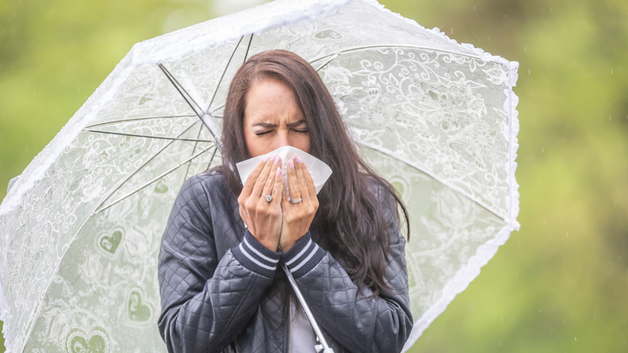 లెప్టోస్పిరోసిస్ :ఈ బాక్టీరియల్ ఇన్ఫెక్షన్, ముఖ్యంగా ఎలుకల మూత్రం ద్వారా కలుషితమైన నీటి ద్వారా వ్యాపిస్తుంది. భారీ వర్షపాతం, నీరు నిలిచిపోవడంతో బ్యాక్టీరియా ఫామై ఈ వ్యాధి వ్యాపిస్తుంటుంది. దీని వలన జ్వరం, విరేచనాలు వంటి సమస్యలు వస్తుంటాయి.